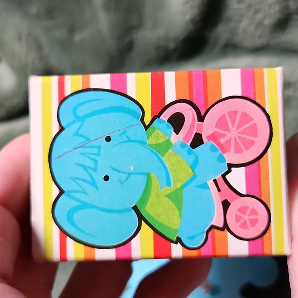 Vintage Avon Petal Pusher Elephant pin, 1975. 49 years old! New in box. - Picture 4 of 7